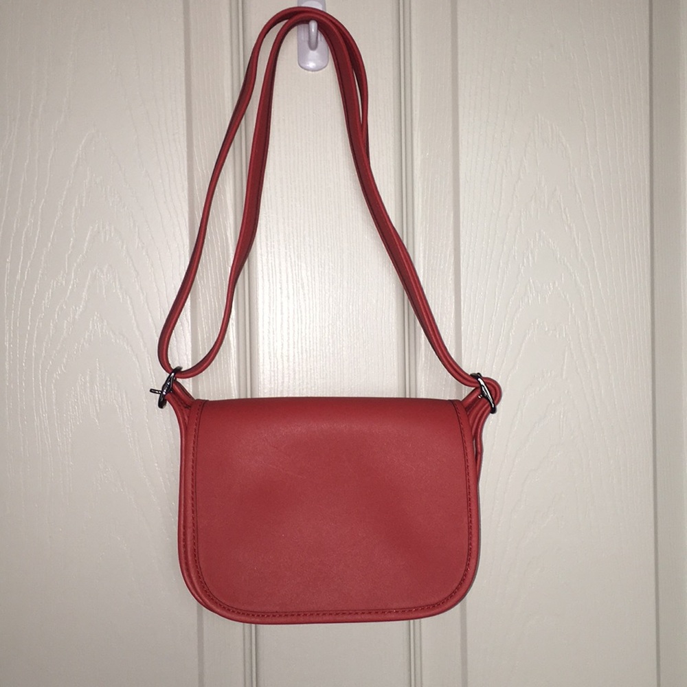 Coach purse. Coral colored. 👜 OFFERS Accepted! 🤩